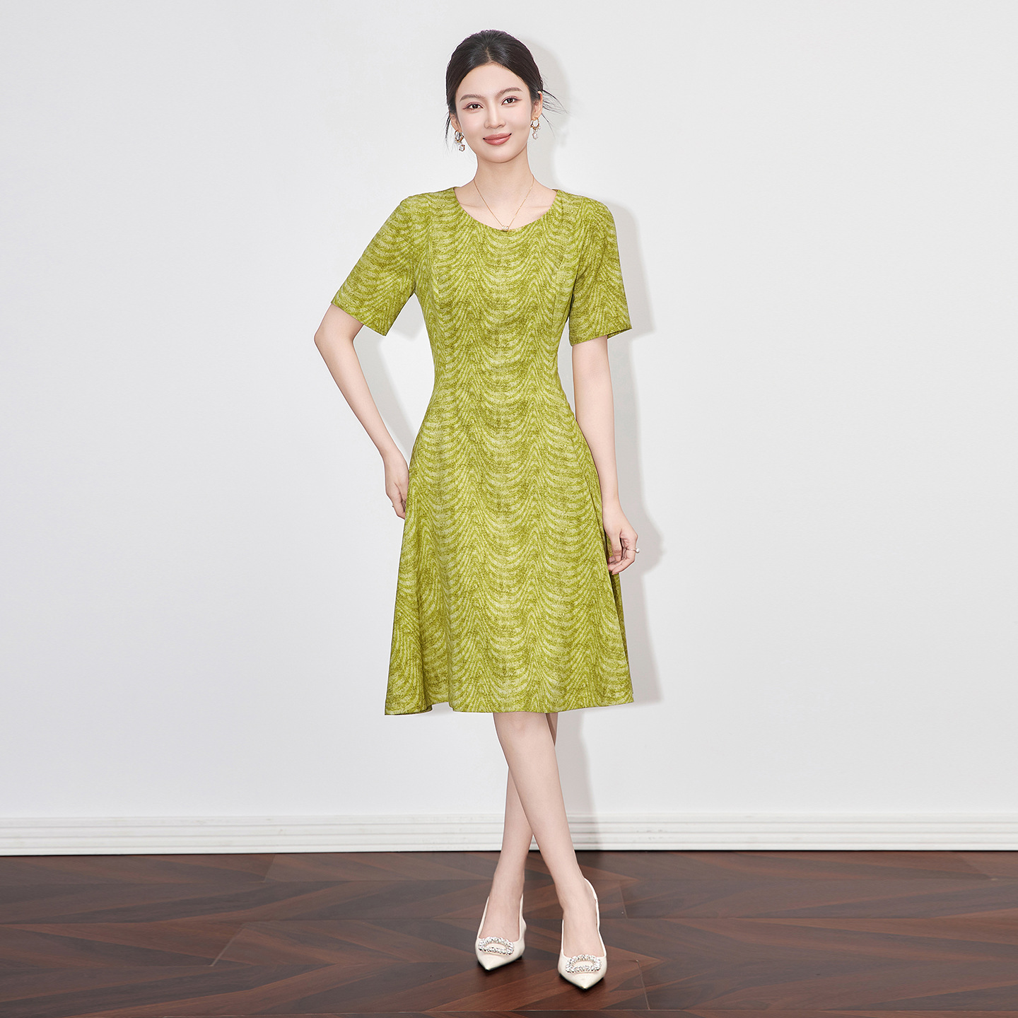 Váy in họa tiết cổ tròn eo thắt thanh lịch thiết kế giảm tuổi mùa hè — kiwi xanh