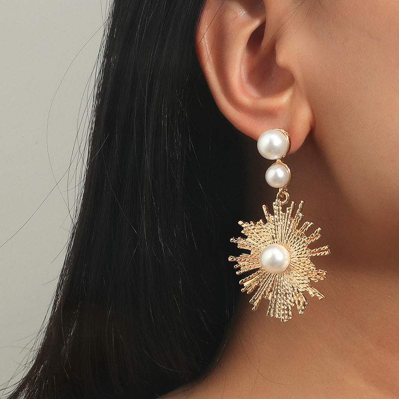 Fashion Creative Long Pearl Sun Flower Earrings display picture 1