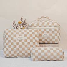 跨境新款ins风棋盘格针织化妆包撞色毛线格子大容量收纳整理袋笔