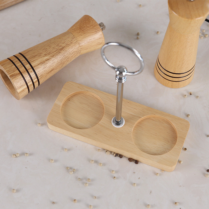 現物の軽い贅沢な研磨器の木製の台のゴムの木の胡椒の支えは手の取っ手の木の台の底のクッションの部品を持ちます。