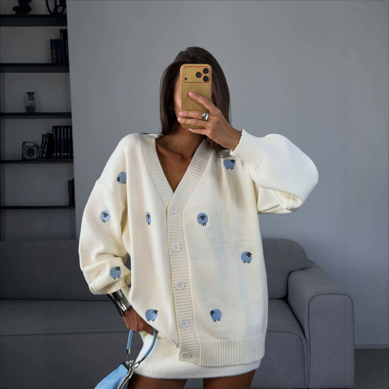 Sweet-style, casual, loose-fitting knitted cardigan, perfect for spring and autumn outfits; a small sheep-themed knitted sweater or top for women Sweet-style, casual, loose-fitting knitted cardigan, perfect for spring and autumn outfits; a small sheep-themed knitted sweater or top for women