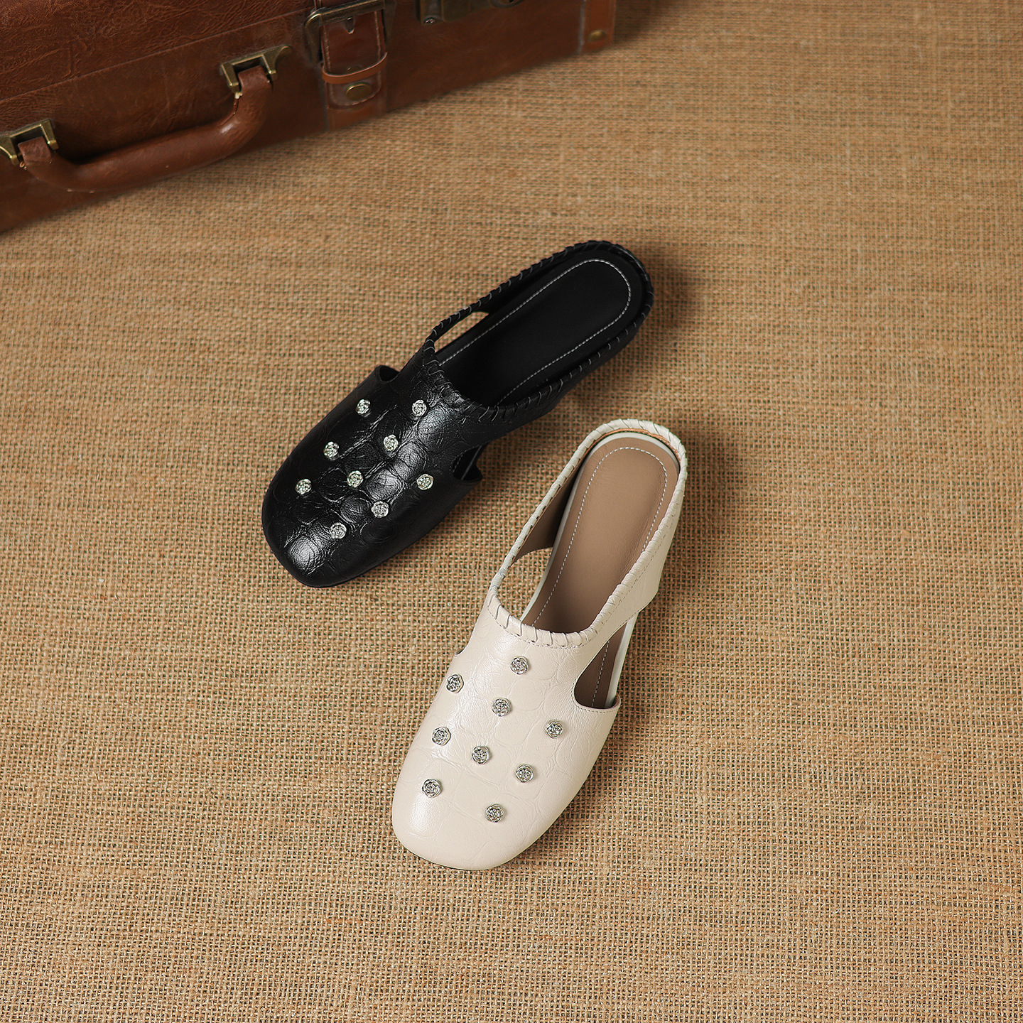 Sandal nữ hở mũi gót thấp da cừu vân đá, hoa đính mũi — đen chi tiết 16