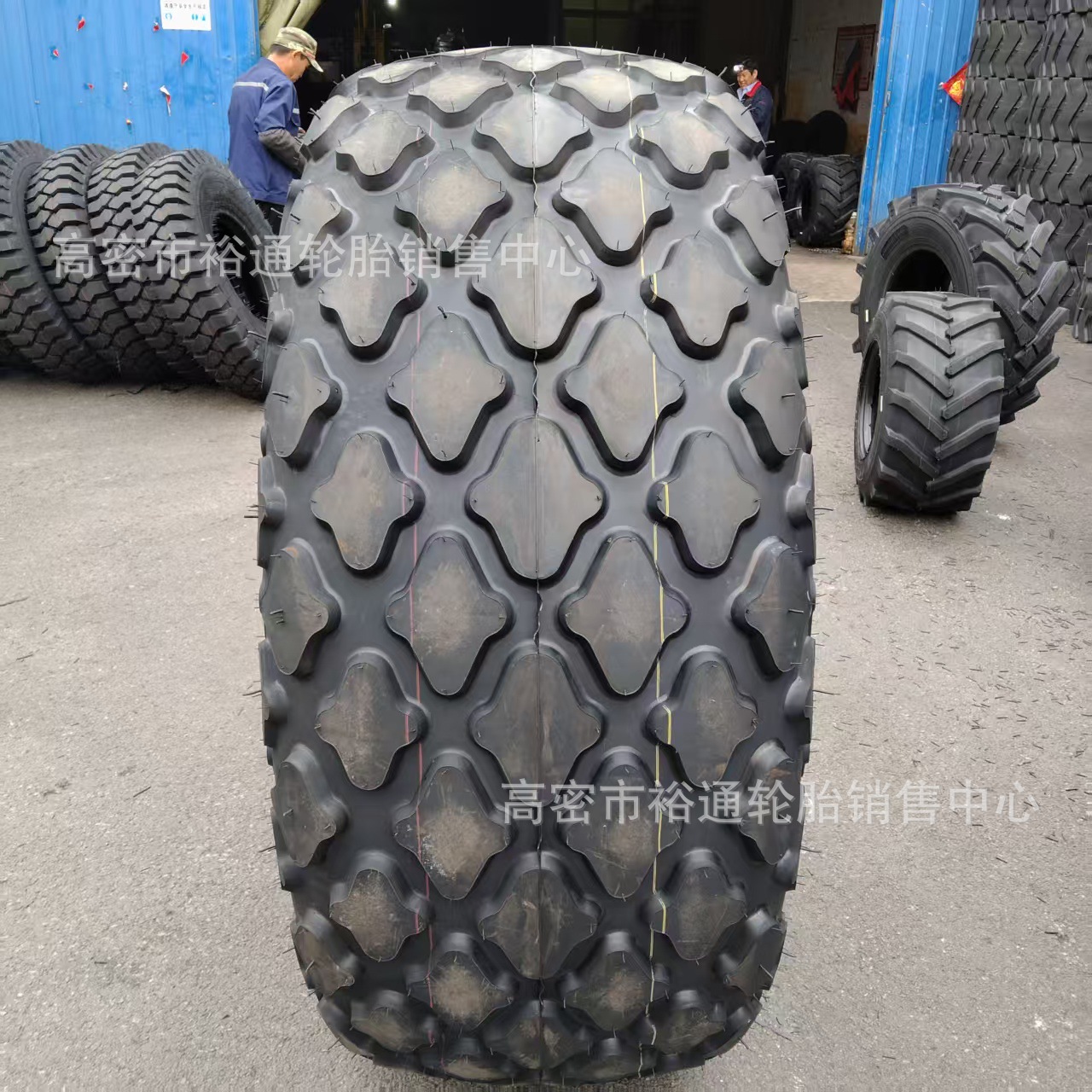 钢辊震动压路机轮胎23.1-26 修路工程轮胎18.00-24 菠萝块花纹C-7