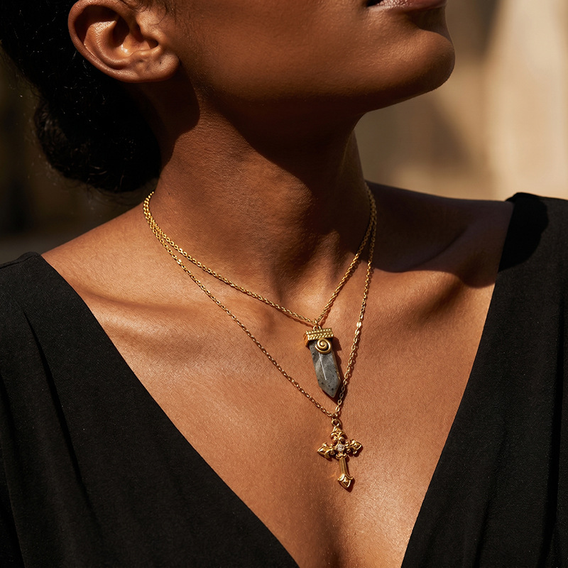 TENA estilo francés retro colgante de cruz de acero inoxidable ligero lujo alto sentido de la mujer collares de estilo antiguo al por mayor image 1