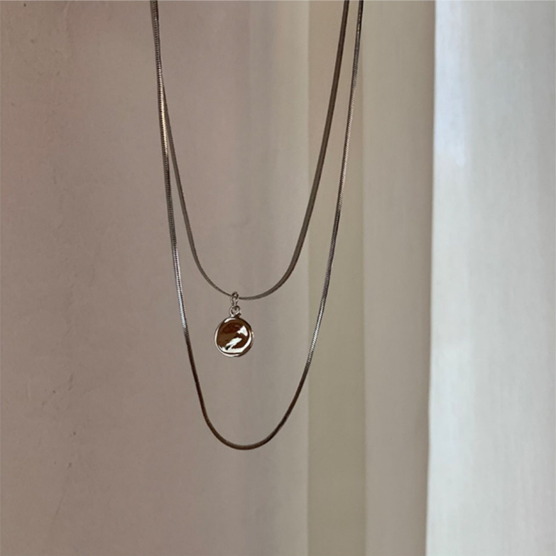 La nostra collana minimalista a strati unisce catene delicate e lusso discreto. Indossala come un piccolo promemoria della tua bellezza e della tua serena sicurezza._voghion.com