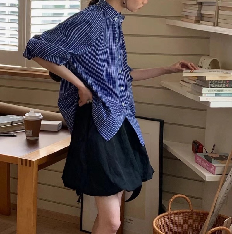 Iu」系の青い格子立襟のハスの葉の縁にしわがある長袖のシャツの女性の上着の青い格子の白い格子のスパンデックス|undefined