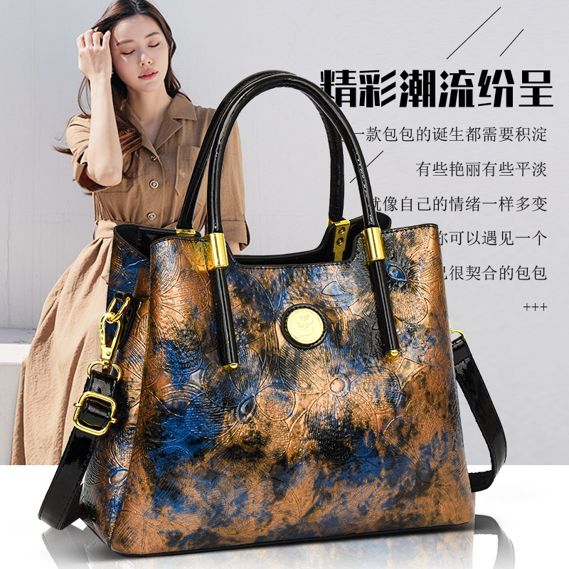 Bolsa pequeña para mujeres 2024 nueva moda de cuero suave de color sólido bolso de madres de mediana edad temperamento simple bolso casual versátil