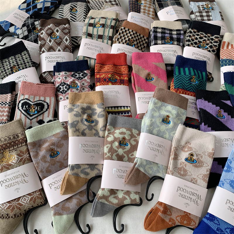 Japanese queen mother Saturn embroidery vintage British Hong Kong style women's double needle cotton mixed mid-high pile socks