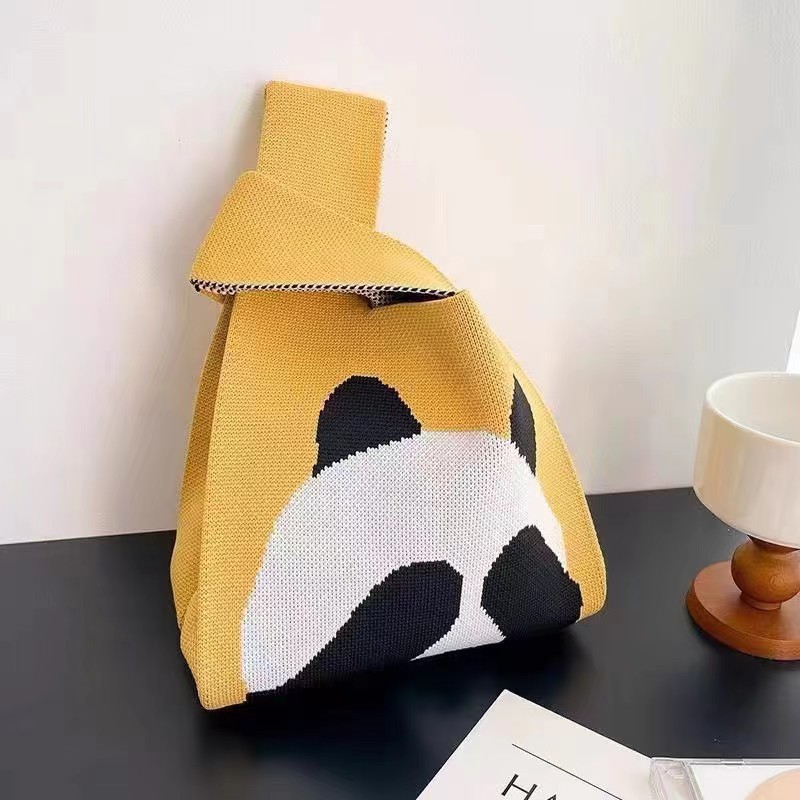 노란 얼굴을 가리는 곰
