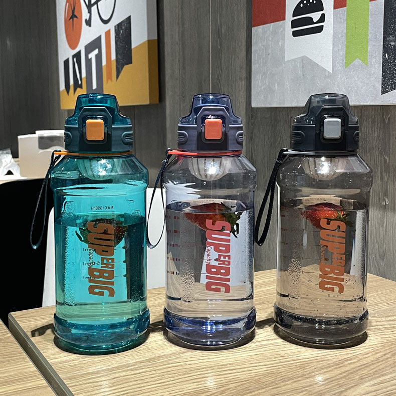 Mingtong deportes fitness plástico espacio taza de gran capacidad 1300ml portátil verano agua taza hombres hervidor botella de agua