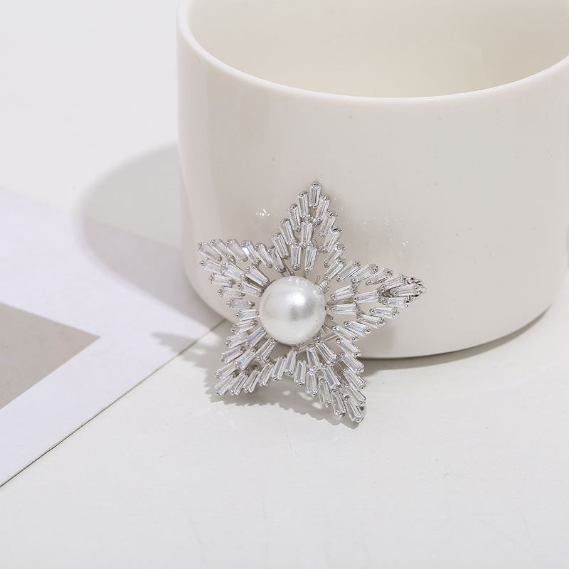 Estilo coreano popular estrella de cinco puntas forma pin moda OL escalera cuadrada circón broche ropa pin pequeña joyería al por mayor