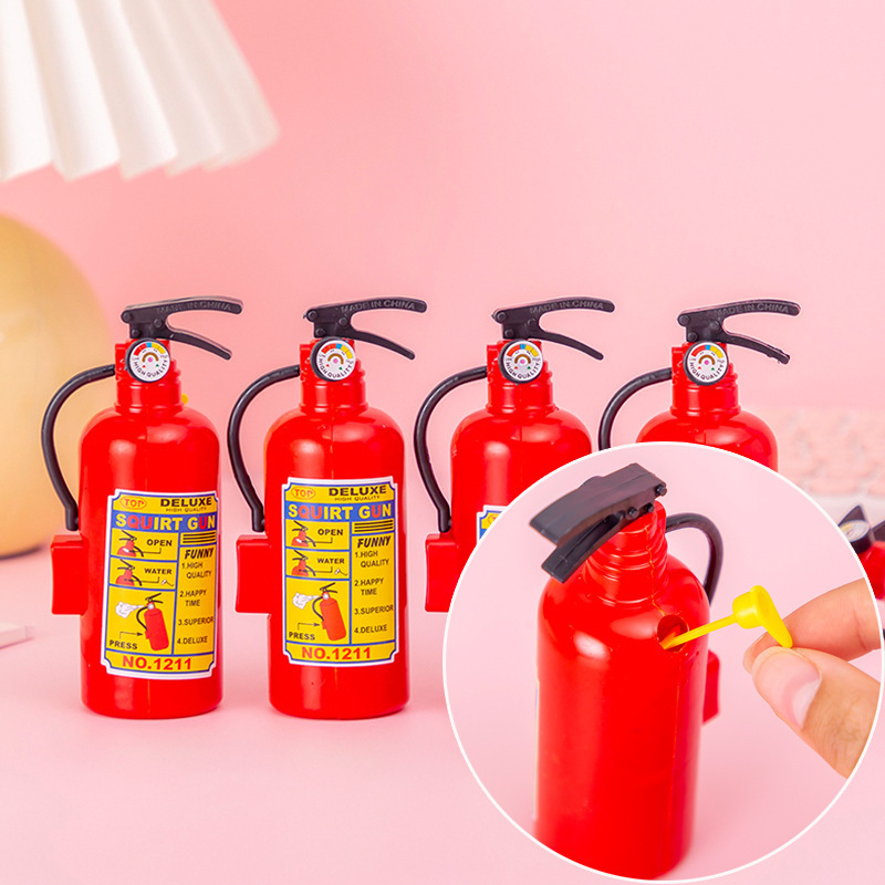 夏の消火器の小さい水鉄砲の子供は水鉄砲を掛けて水遊びをします。|undefined