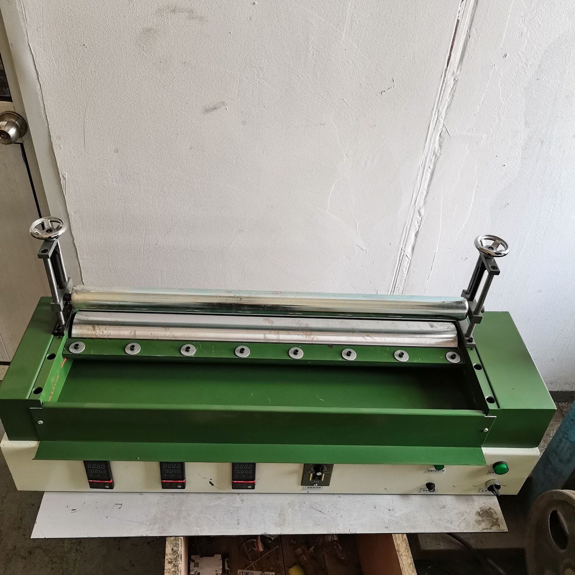 供应环保型热熔胶滚胶机，全封闭不漏胶，厂家直供，价格优惠