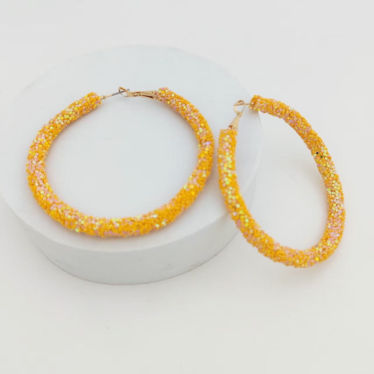 欧米風誇張スパンコール大丸型イヤリング　おしゃれなカラフルスパンコールキャンディーカラー個性派レディースイヤリング