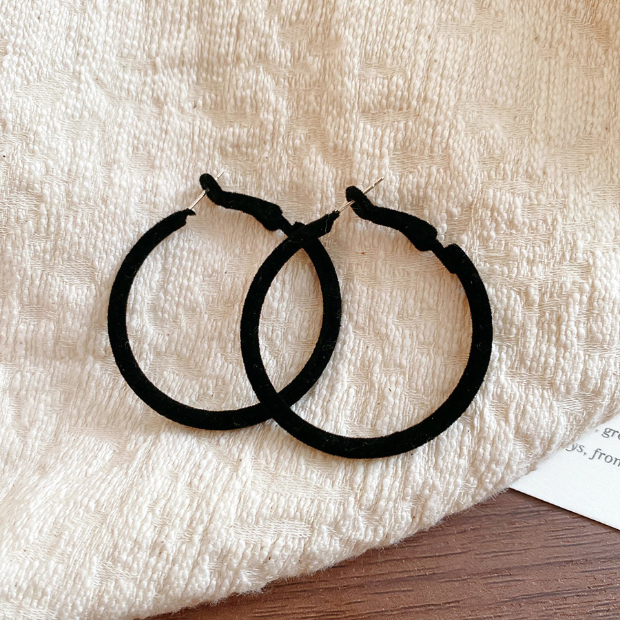 Pendientes geométricos con pliegues irregulares con cuentas de vidrio con aguja de plata Pendientes de alta calidad de temperamento negro Pendientes ligeros de lujo