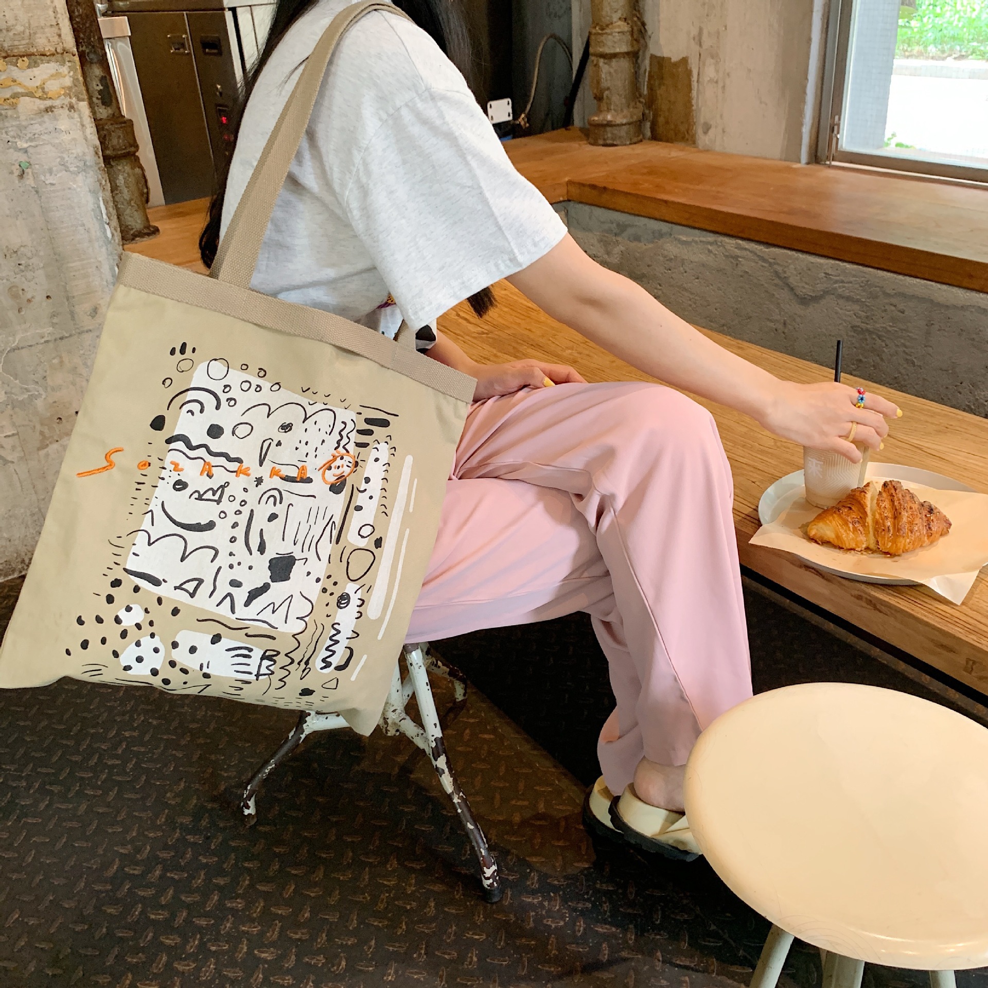 【 In Stock 】26102 letter graffiti printed canvas bag, large-capacity single-shoulder hand-carry shopping bag Tote from South Korea undefined