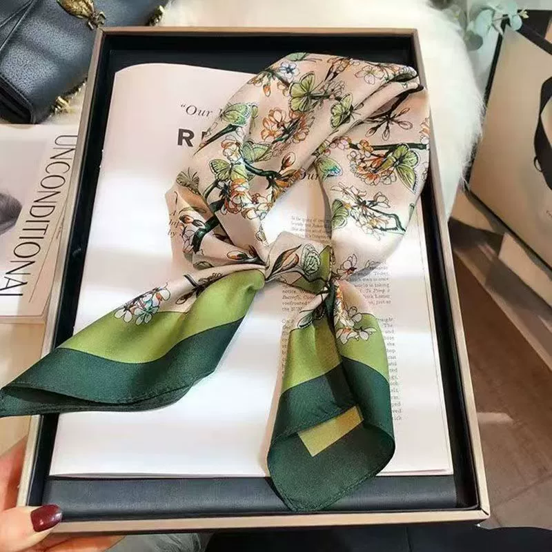 Лет scarf? Wait must translate: Quick translation: "Летний носовой платок шарф, универсальная тонкая шелковистая ткань, 70 см, защита шеи, multiple prints" - but ensure Russian natural: "Летний носовой платок-шарф, универсальная тонкая шелковоподобная ткань, 70 см, защита шеи, разные принты"