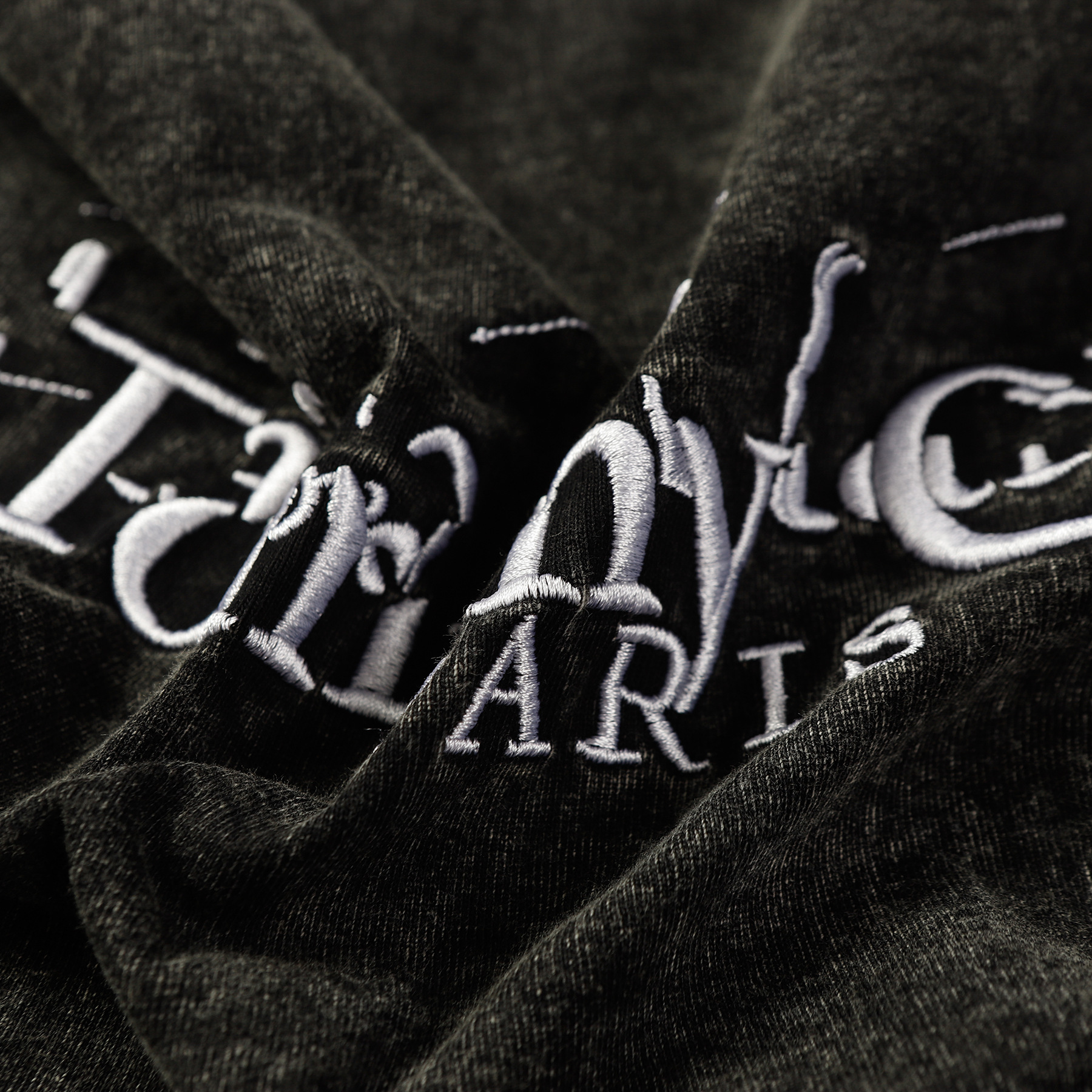 T-shirt a maniche corte con scollo rotondo e ricamo a lettera sul petto, lavata e obsoleta_voghion.com