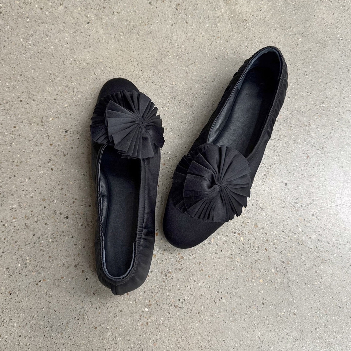 2026 new french simple pleated satin ballet shoes women's round toe Mary Jane shoes shallow mouth flat shoes