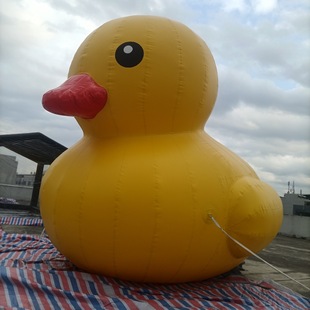 0.9mm Pvc Clip Mesh Fabric Extra Thick Inflatable Water Big Yellow Duck Inflatable Large Outdoor Water Floating Pvc Closed Air
