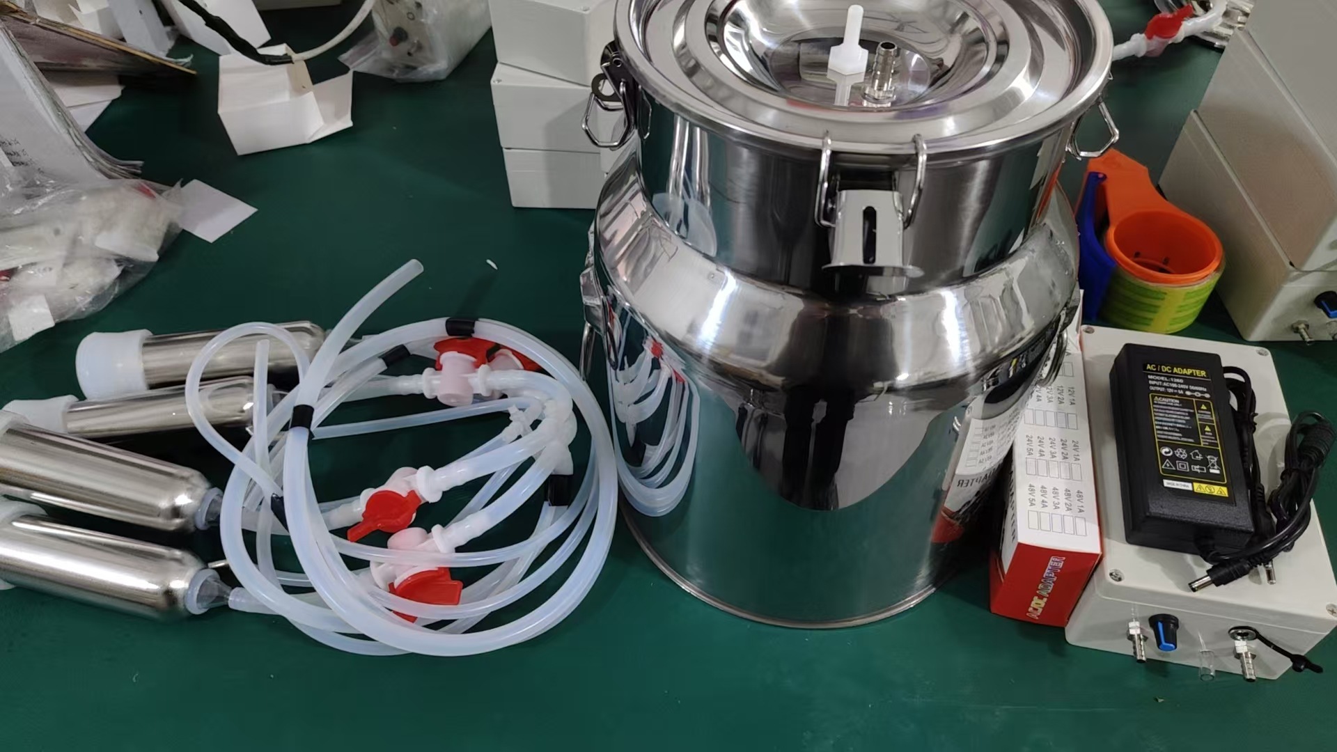 Modelo recargable de 14L con 4 protectores de leche (pulsantes).