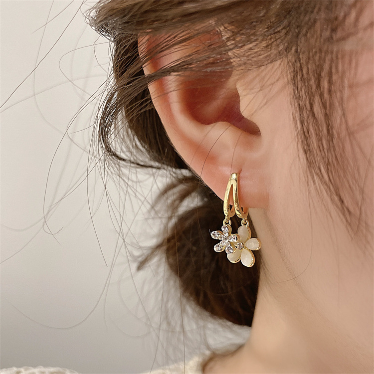 Korean Style Inlaid Zircon Flower Shaped Alloy Drop Earrings display picture 2