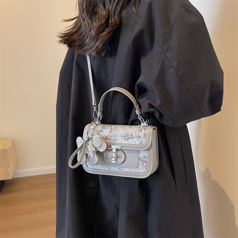 Bolsa de diseño de nicho 2023 nueva textura de moda bolso de las mujeres portátiles hombro de lona bordado popular crossbody pequeño bolso cuadrado