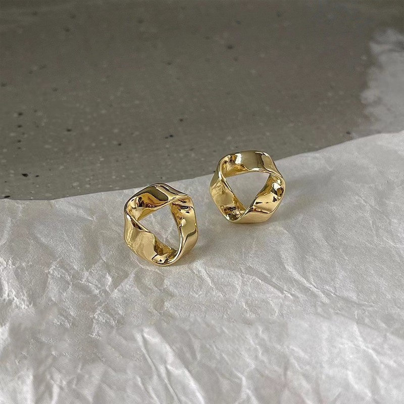 金色の耳飾り ~ 冷たい風の金属の質感の耳の輪のピアスの女性の個性はファッションの欧米の風の爆発的なイヤリングを合わせます。|undefined