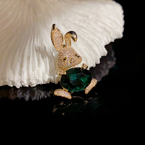 Light luxury, ultra-shiny, premium-quality, adorable rabbit brooch—vintage, niche-designed, fashion-forward, and uniquely crafted pin/necklace accessory