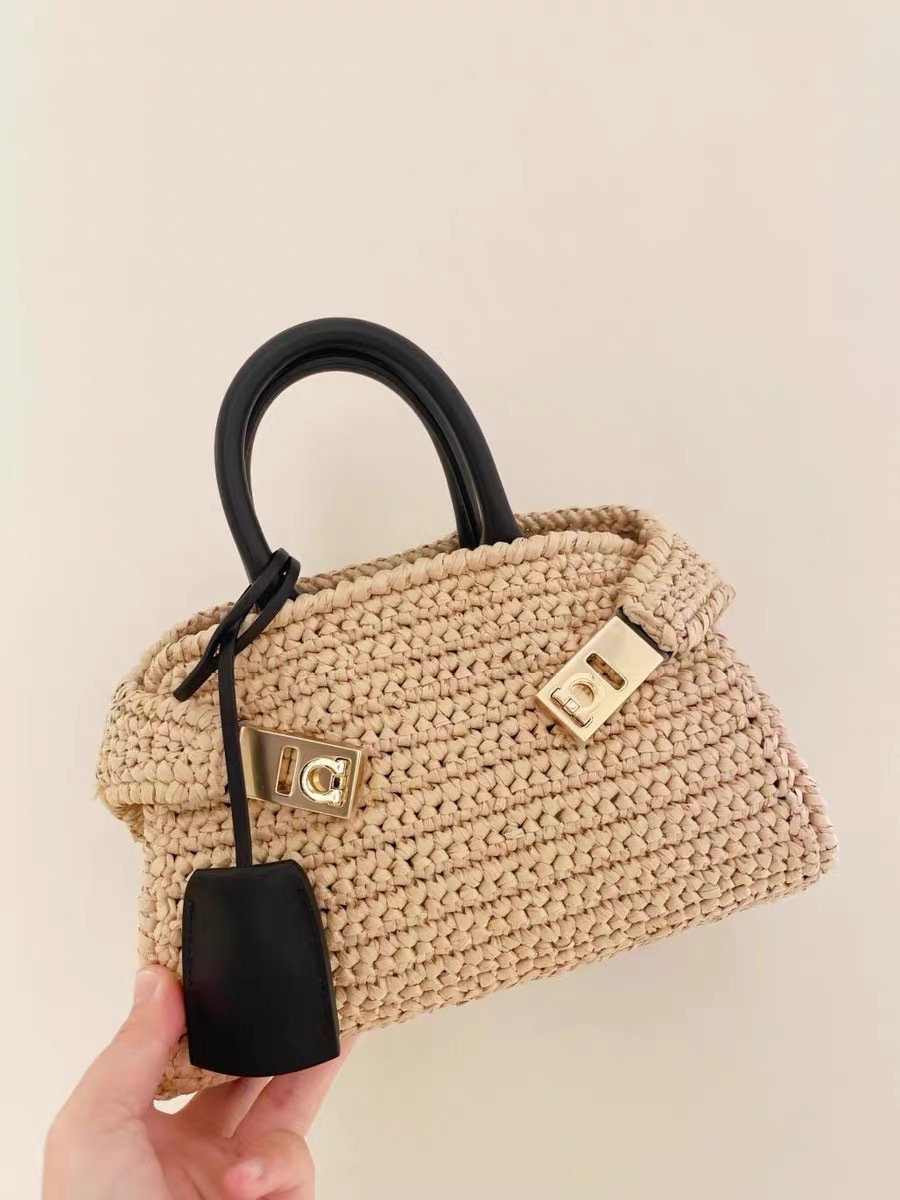 Nuova celebrità di Internet con mini design alla moda e versatile in erba intrecciata, colori contrastanti, casual singolo_voghion.com