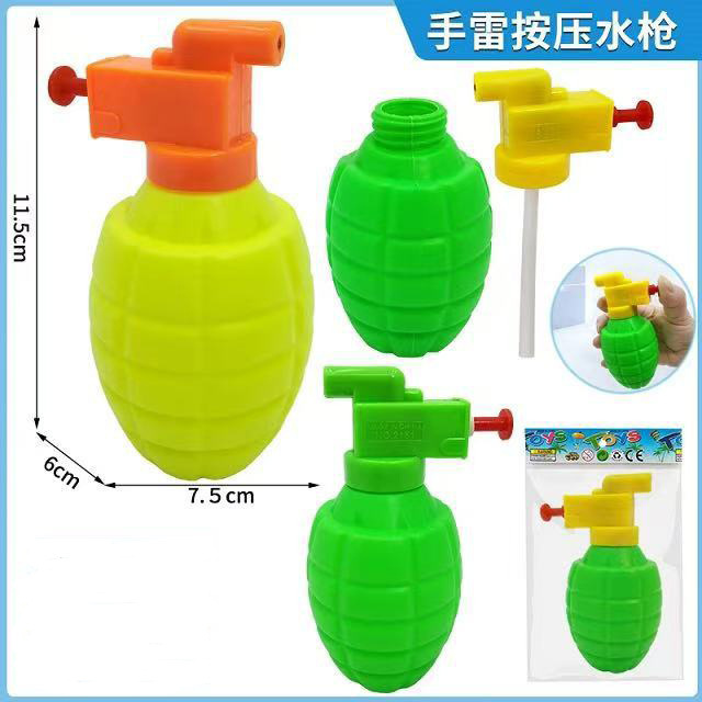 子供の屋外で水を打つのは神器の小さい水鉄砲の子供のおもちゃです。|undefined