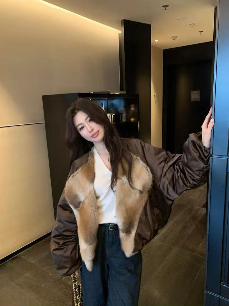 Corea del Sur suelta inswind2025 invierno nuevo estilo casual de contraste de color ecológico cuello de lana mujer abrigo de pluma corta