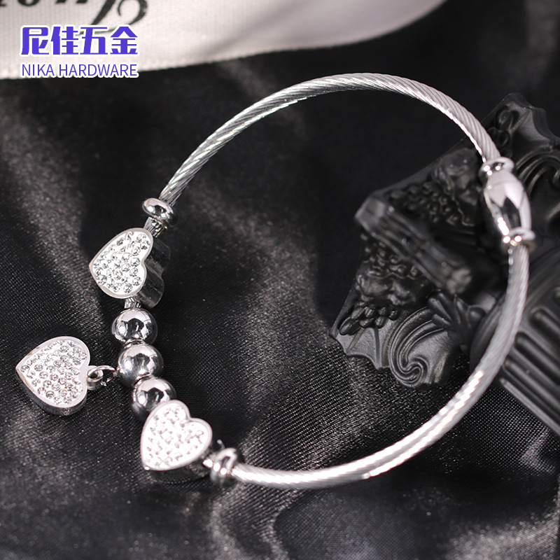 Pulsera personalizada de acero de titanio chapada en oro 18K, incrustada con diamantes y cuentas magnéticas