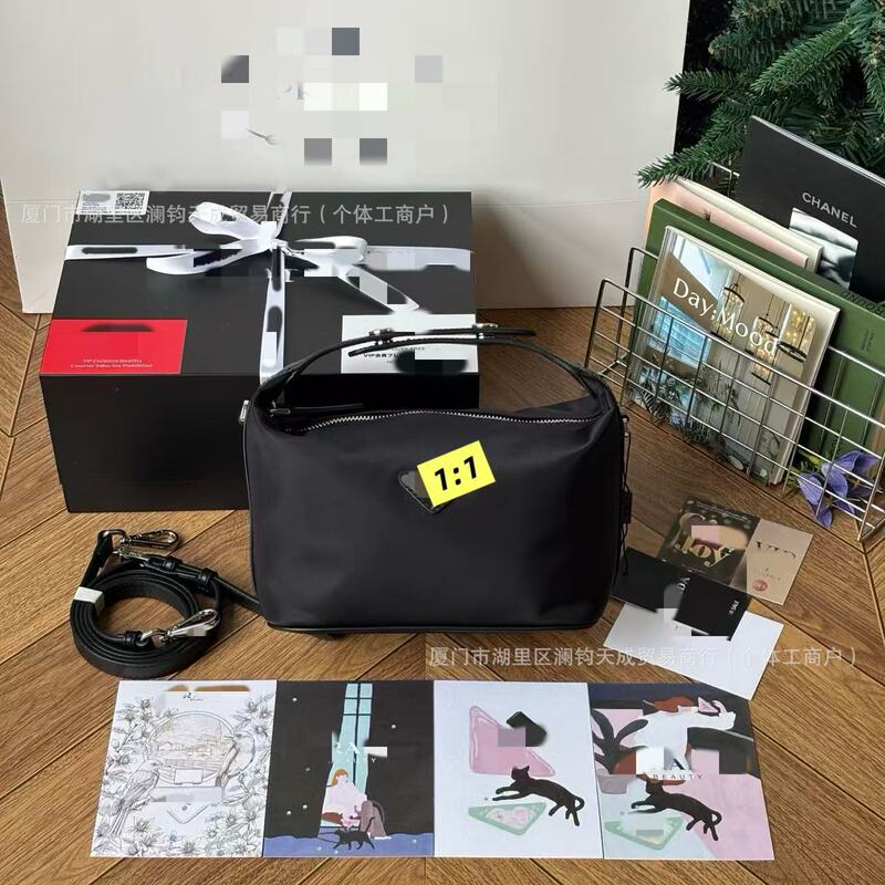 Cross-border membership gift, a stylish and versatile waterproof recycled nylon crossbody bag and lunch bag, high quality