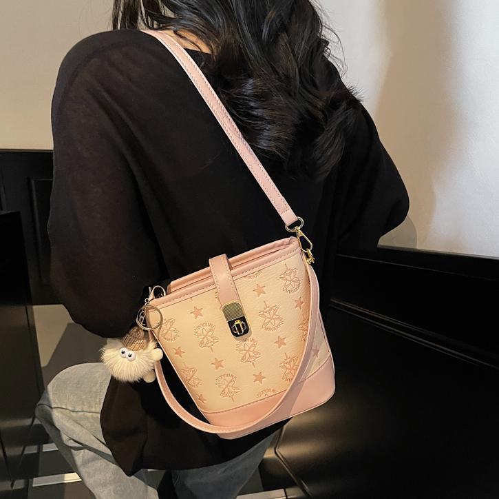 Super caliente bolso de cubo de mano mujer 2025 nueva moda relieve bolso de hombro de alta calidad humedad versátil bolso de mochila