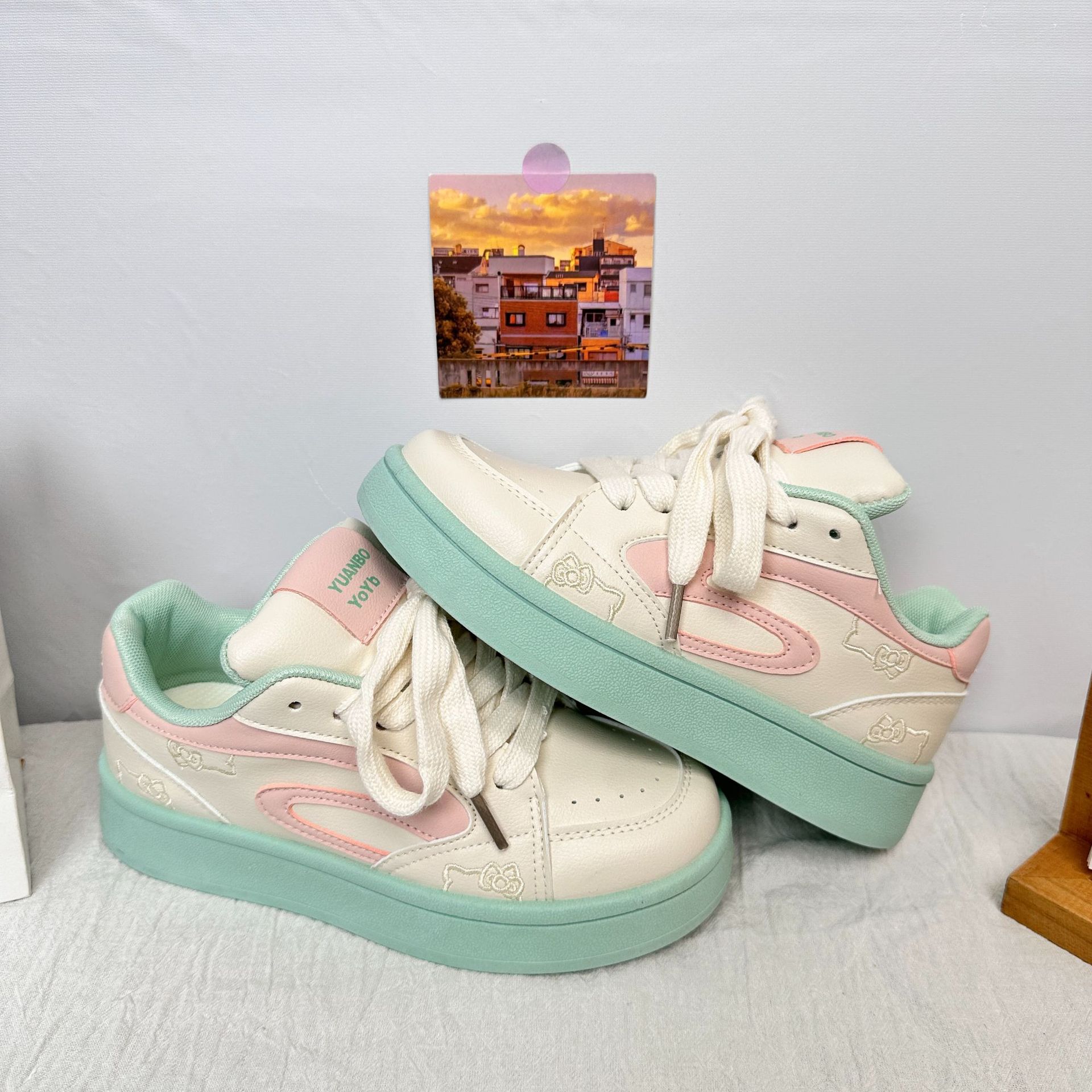Yuanbo original blanco en polvo costura gato diseño zapatos de pan mujeres retro nicho zapatos de skate zapatos deportivos de suela gruesa en nombre del cabello