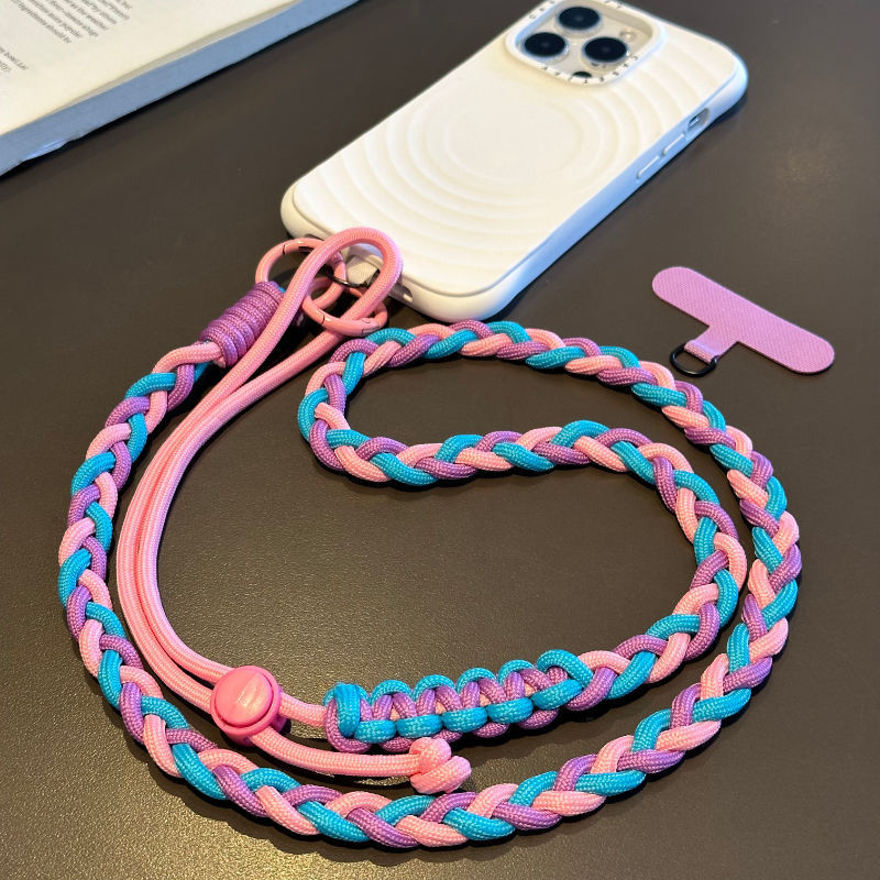 カラーの携帯電話のひもの3本の編みのロープの女子学生は斜めに背もたれのひもにまたがります。|undefined