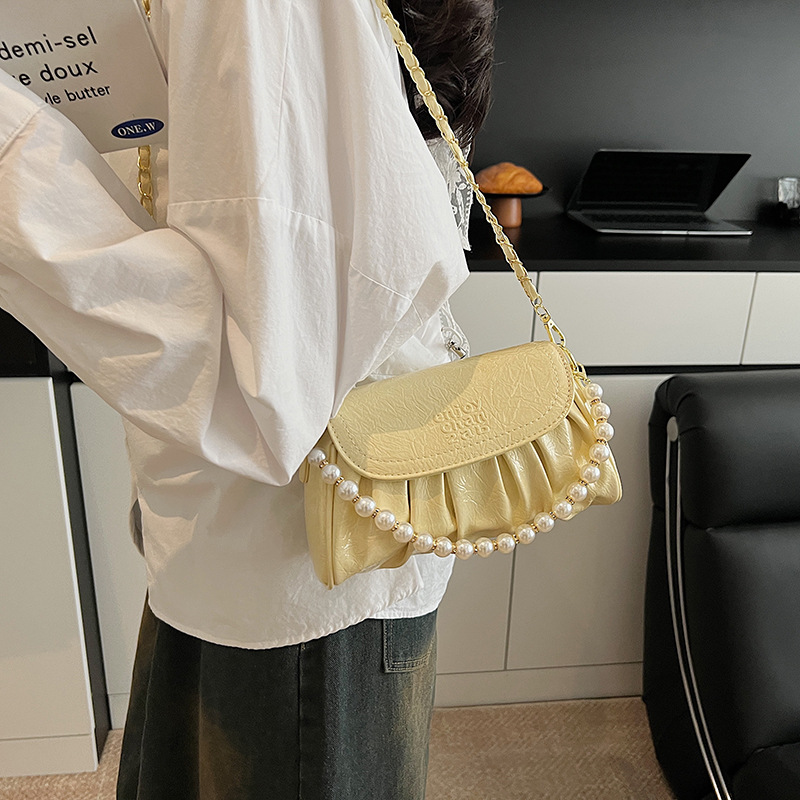 Bolso de alta calidad con textura 2025 verano nuevo estilo bolso femenino patrón de agarre de mano plisado bolso de hombro con cadena de cuentas bolso de mensajero