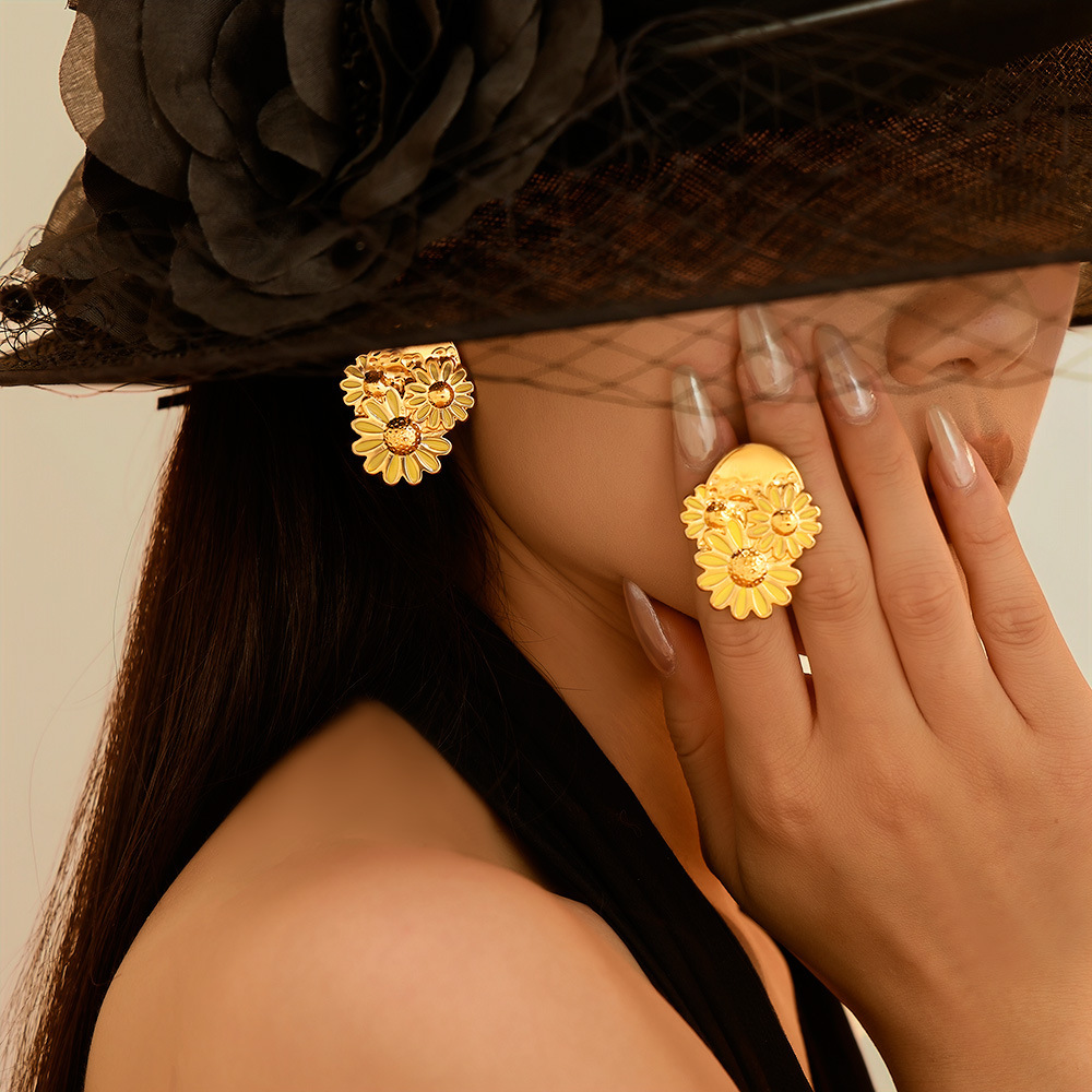 Boucles d'oreilles chrysanthème de style INS européen et américain Boucles d'oreilles goutte à goutte d'huile de marguerite en acier au titane Boucles d'oreilles rétro de tempérament pour femmes_voghion.com