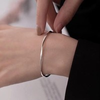 Mobius Hand Ring Girl INS Cold Wind Design Bracelet Simple Fashionable Advanced Girlfriend Bracelet