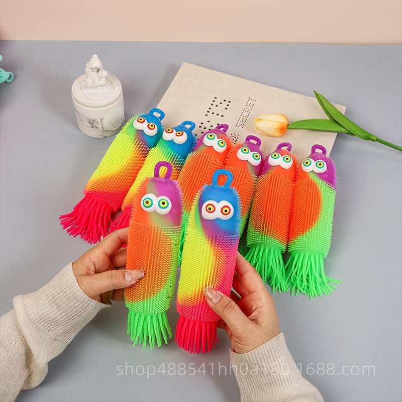 눈이 튀어나온 삼색 반짝이 애벌레