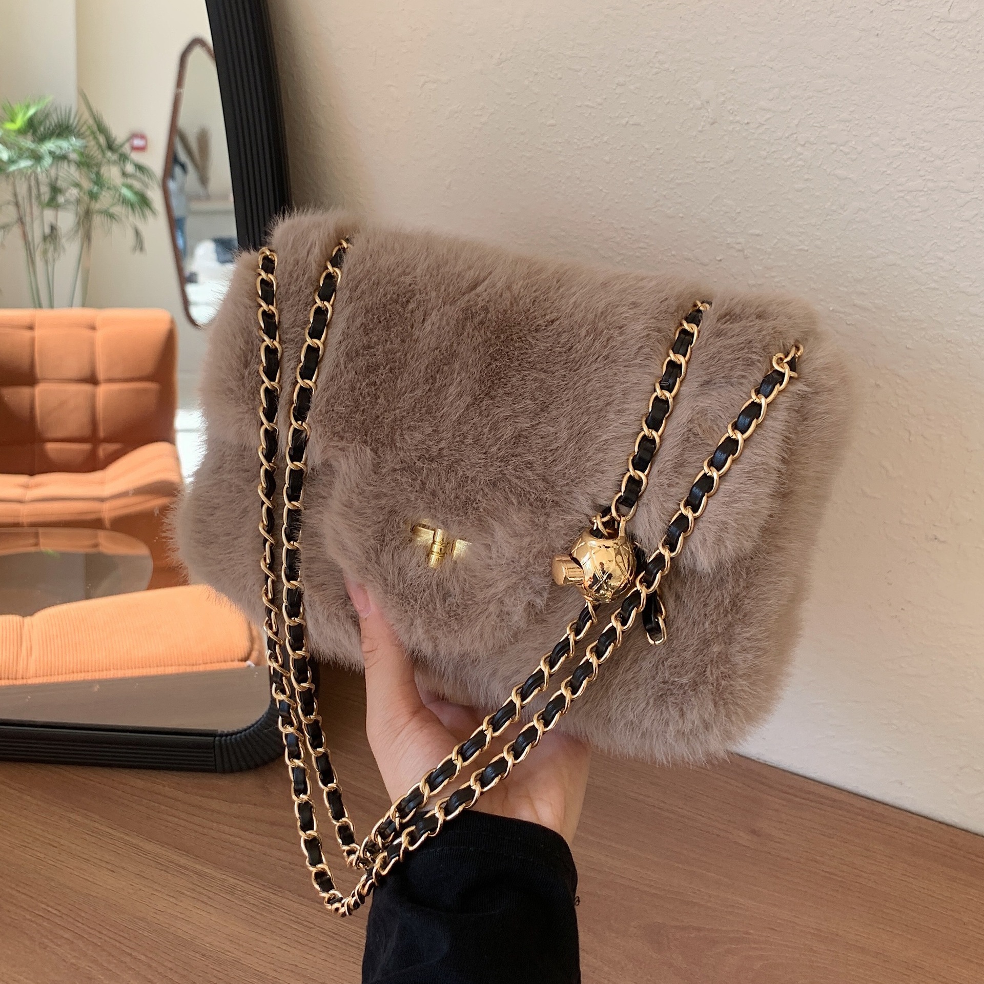 Nicho de cerradura bolsas de lana de estilo extranjero bolsas de hombro de peluche otoño y invierno nuevas bolsas cuadradas de cadena de bolsas de lana