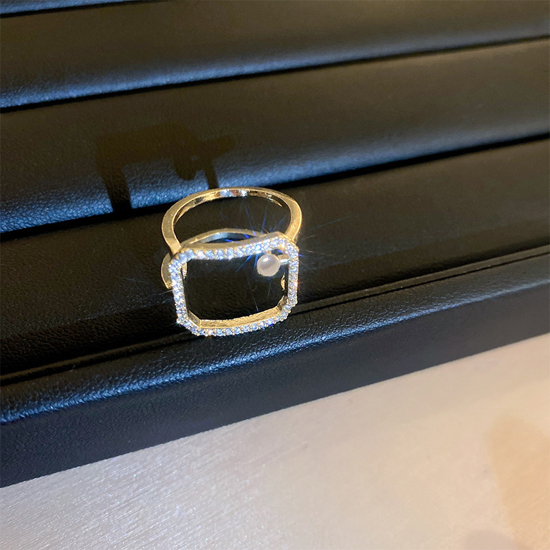 レトロな円形の緑松石の開口指輪の宮廷風の大衆の設計のファッション的な指輪の軽い贅沢な高級感の食指の指輪