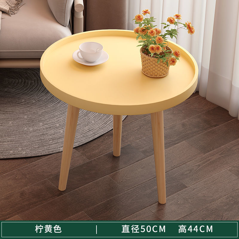 Mini dormitorio de estilo pequeño, cabecera de cama, mesa redonda, balcón, sofá, algunos hogares, simple sala de estar, mesa de té