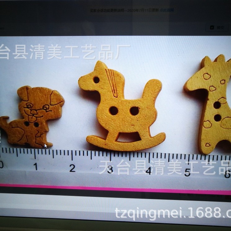 Suministro directo de fábrica de botones de dibujos animados de bricolaje madera maciza forma de animales botones para niños al por mayor 100 piezas por paquete