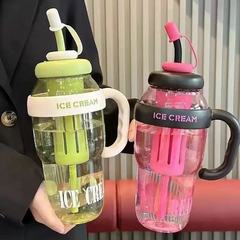赤い花のお茶の氷覇の杯の高い顔の値の女子学生のプラスチックの杯の大きい覇の水の杯はストローの大きい腹の杯のお茶を持ってコップを漏らします。