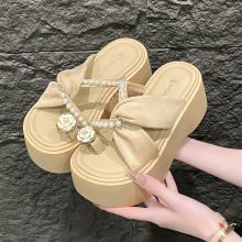 韩版小个子气质松糕底增高凉拖2025新款水钻套趾沙滩鞋外穿配裙子