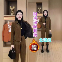 冬のベルベット保温ファッションスーツ女性の新しい母親は年齢を減らすコーデュロイのコートを着て高級な2セットを厚くした