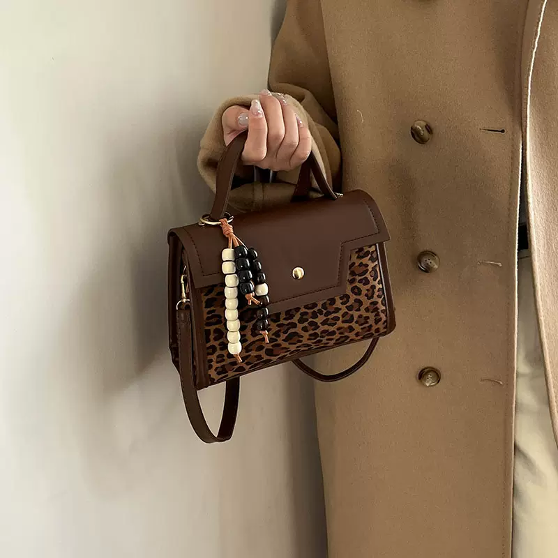 高级感秋冬斜挎包女2025新款复古手提包百搭时尚爆款小方包单肩包