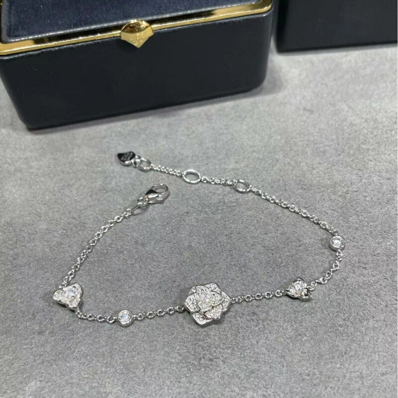 High-Quality European and American Full-Diamond Flower Bracelets for Women, Elegant and Elegant Casual Pendants, Non-Fading Hand Accessories for Girlfriend’S Birthday